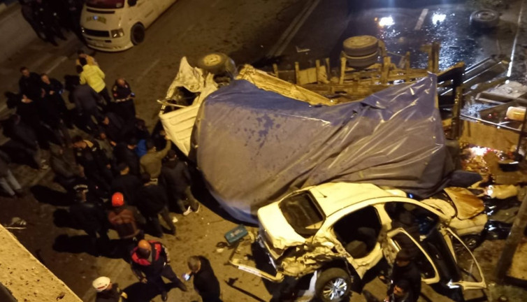 Freni boşalan kamyon dehşet saçtı! Sürüklediği araçla üst geçitten uçtu