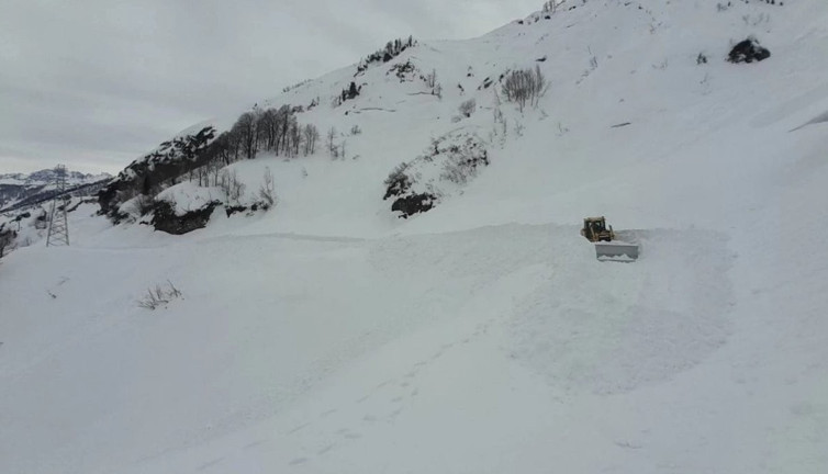 Hasta, tahta kızakla ambulansa taşındı