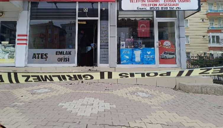 Kardeşi ile yeğenini bıçaklayıp polise teslim oldu