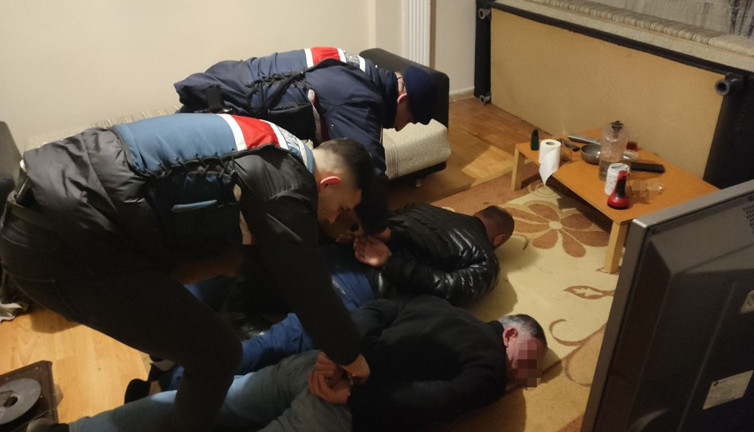 Yat yere eller arkaya