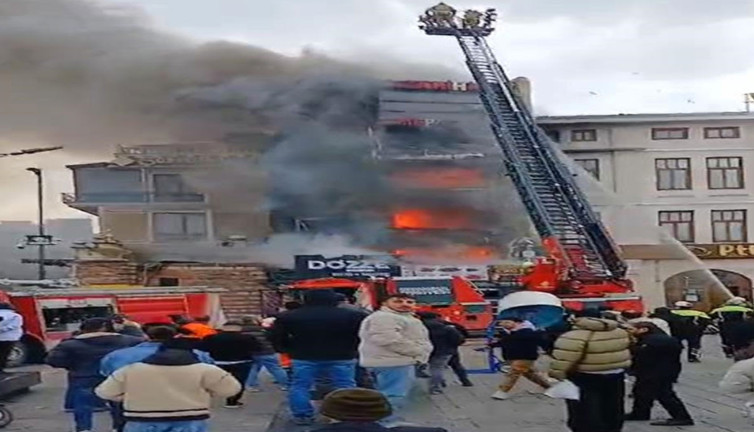 Tarihi Mısır Çarşısı'nda yangın alarmı!