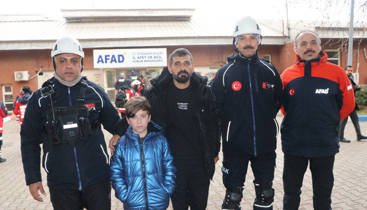 81’inci saatte enkazdan çıkarılmıştı! "Karanlıktı, çok bir şey görmüyordum"
