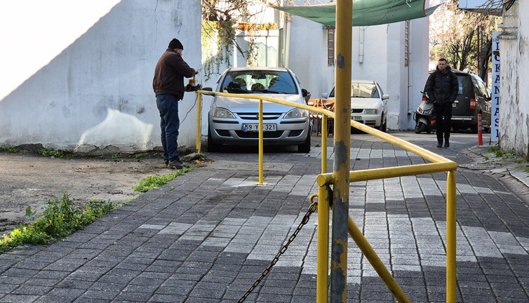 ‘Tapusu bende’ dedi! Sokağı bariyerlerle girişe kapattı