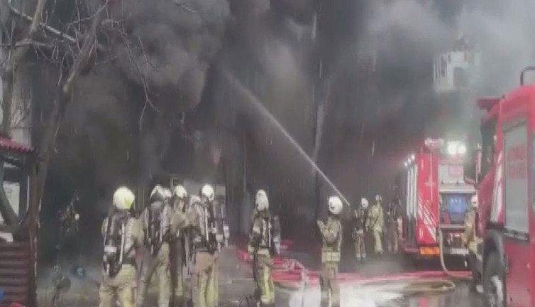 Başakşehir'de fabrikada büyük yangın!