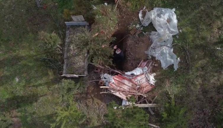 Mezarına geceleri girip keyif çatıyor. Ölmeden elleriyle kazdı