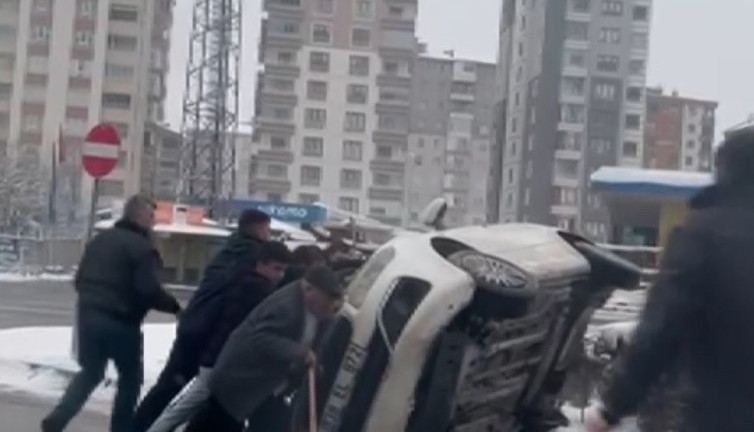 Yan yatan araçtaki kişileri böyle kurtardılar! Vatandaşların kurtarmak için çözümü hayrete düşürdü