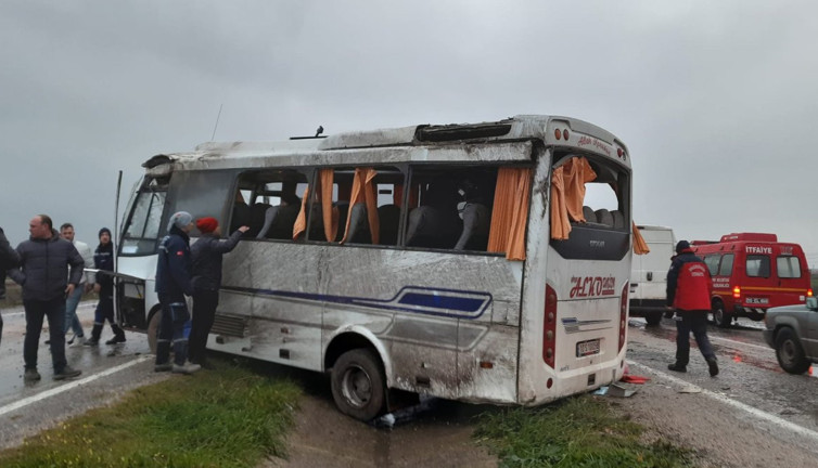 Fabrika işçilerini taşıyan midibüs takla attı: Çok sayıda yaralı var