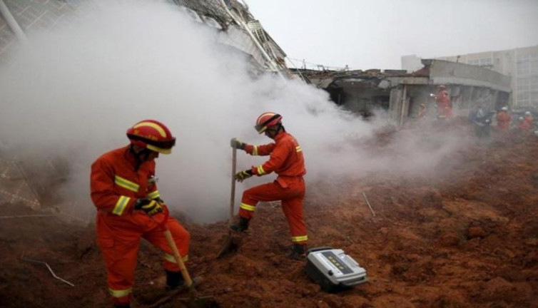 Heyelan nedeniyle 10 ev toprak altında kaldı! Çok sayıda kişi kayıp...