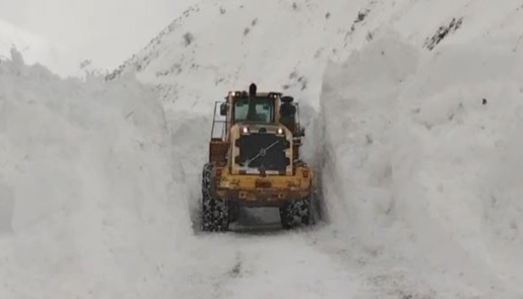 Karın yüksekliği insan boyunu geçti