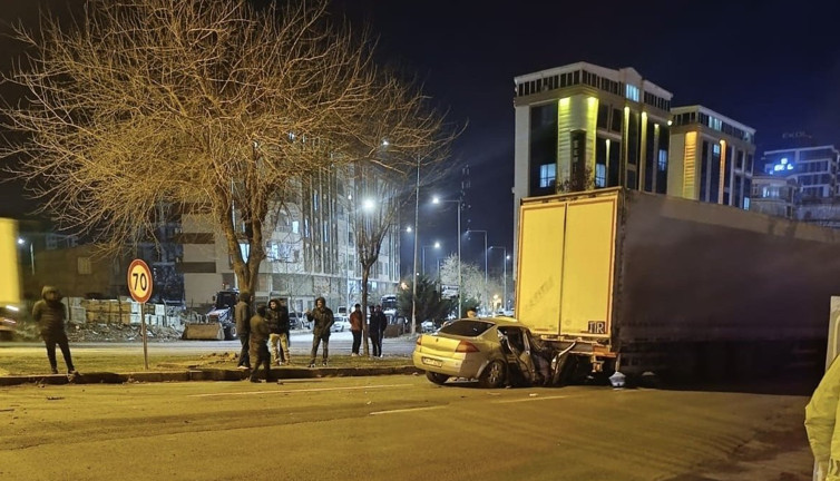 Siverek’te otomobil tıra ok gibi saplandı: 3 yaralı