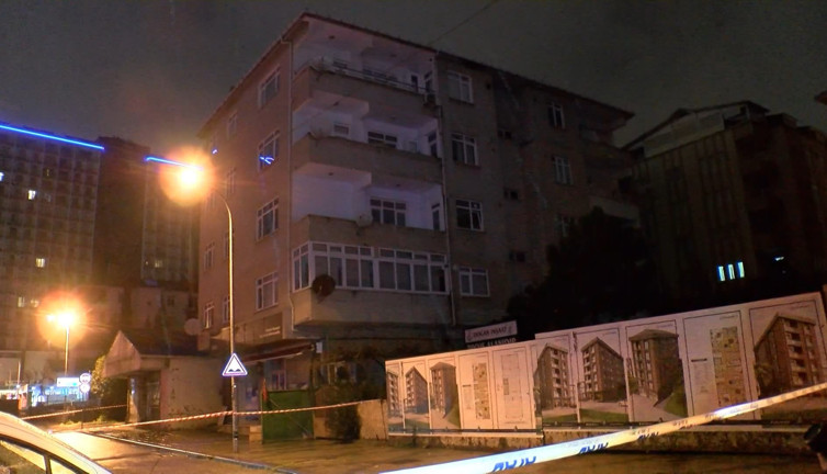 Tuzla'da kolonları çatırdayan 4 katlı bina boşaltıldı