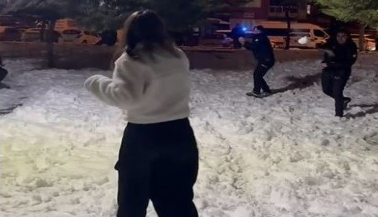 Kayseri'de polislerle gençlerin kar topu eğlencesi
