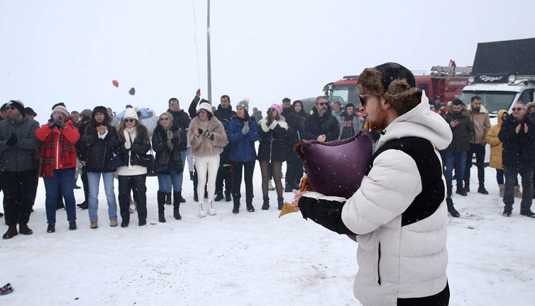 Giresunlular bu kez, karla kaplı yaylada buluştu