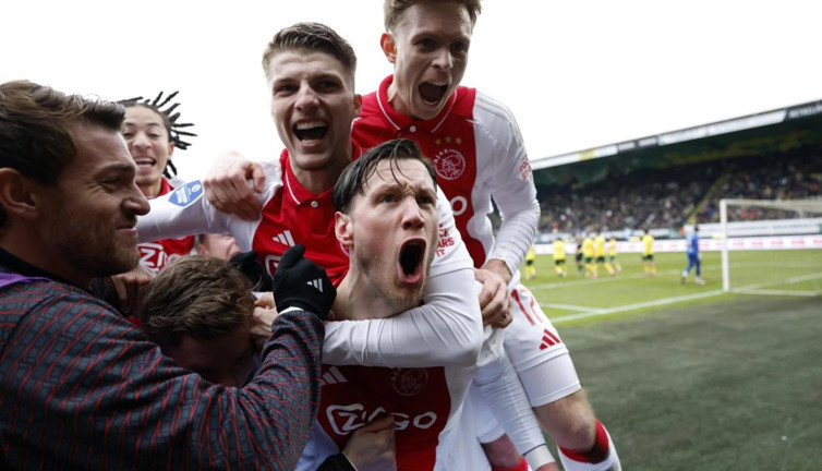 Ajax iki gollü galibiyetle zirveye yerleşti