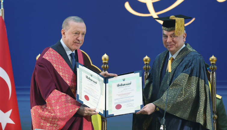 Emine Erdoğan'dan Cumhurbaşkanı Erdoğan'a Malezya'da fahri doktora beratı tevdi edilmesine ilişkin paylaşım