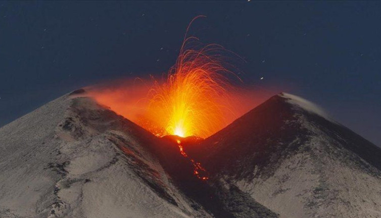 Etna Yanardağı lav püskürtmeye devam ediyor