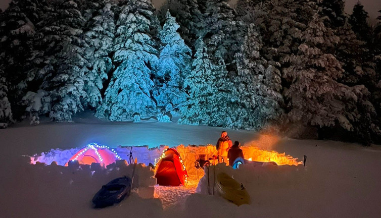 Eksi 5 derecede kamp kurdular! Kar üstünde kanoya binip kürek çektiler