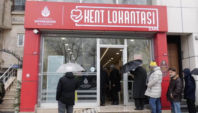 Yağışa rağmen uzun kuyruklar oluştu! “Kötü günleri geride bırakmadık”