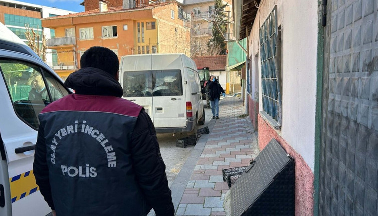 Oğlu tarafından sırtından bıçaklandı!