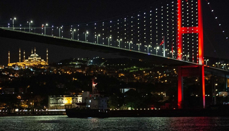 İstanbul Boğazı'nda gemi trafiği çift yönlü kapatıldı! Bazı vapur seferleri iptal edildi