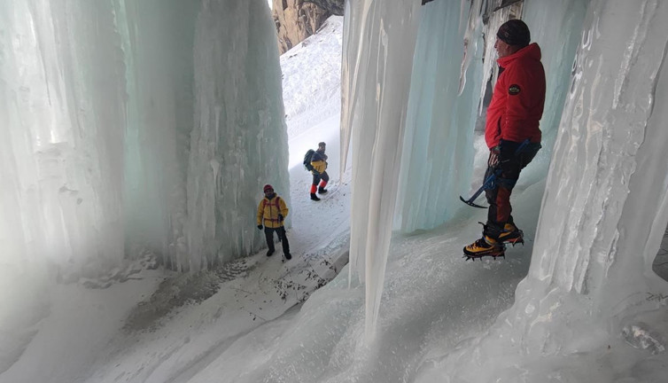 Dondurucu soğuklar hayatı felç etti! Buzlar insan boyunu aştı