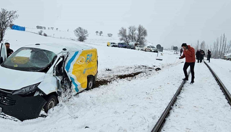 Tokat’ta faciadan dönüldü! PTT aracına tren çarptı
