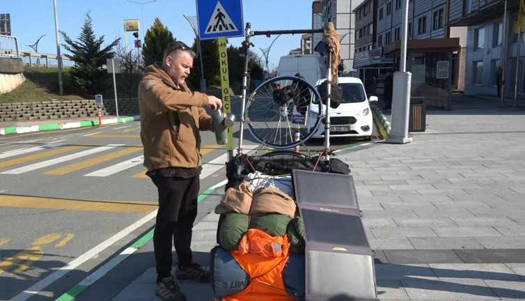 Dünyayı dolaşmak için 26 yıldır yürüyor
