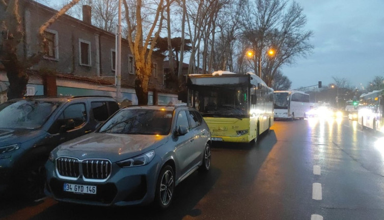 Şişli'de İETT otobüsü park halindeki cipe çarptı: 2 yaralı