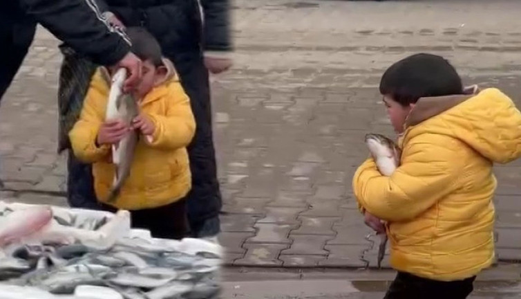Annesi alamadı, esnaf hediye etti! Çocuğun balığı kucakladığı anlar gündem oldu