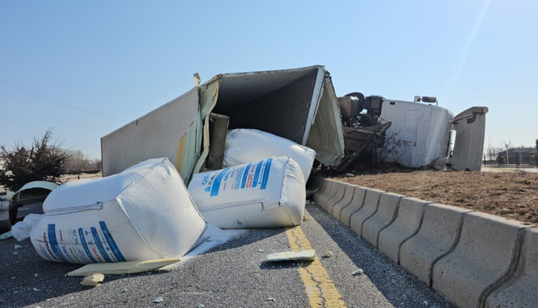 Bitlis’te plastik hammadde yüklü tır devrildi, yol trafiğe kapandı