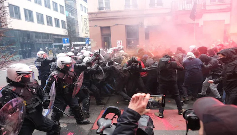 Belçika'da göstericiler ile polis arasında gerilim