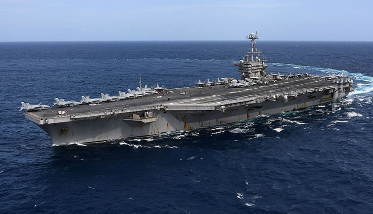 Devasa ABD uçak gemisi Beşiktaş-M adlı gemiyle çarpıştı