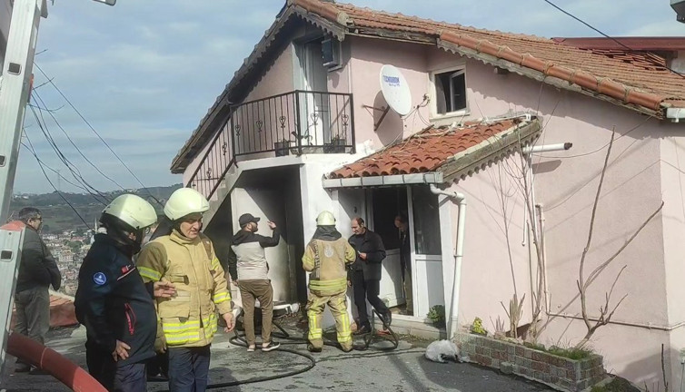 Sarıyer'de 2 katlı binada çıkan yangın söndürüldü