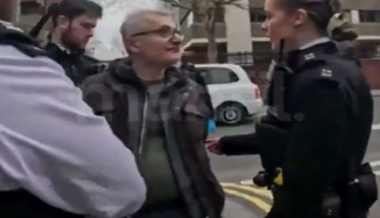 Kur'an-ı Kerim provokatörüne bıçaklı müdahale. Polisler harekete geçti