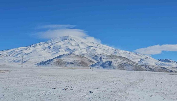 Süphan Dağı'ndaki mercek bulutu izleyenleri büyüledi
