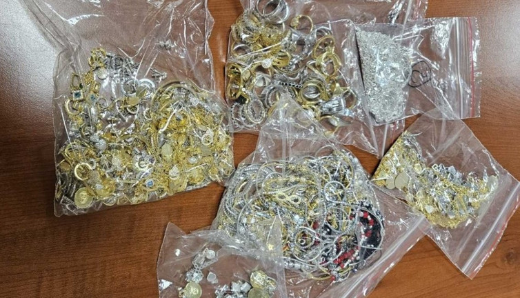 Rumen şahıslar takıları kaçırırken yakalandı