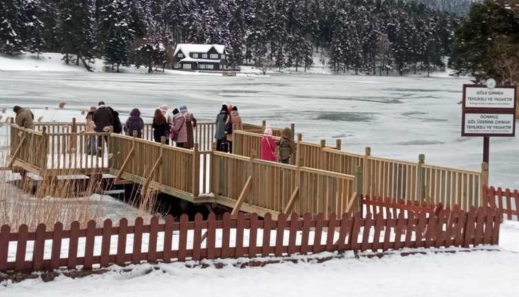 Gölcük Tabiat Parkı ziyaretçi akınına uğradı