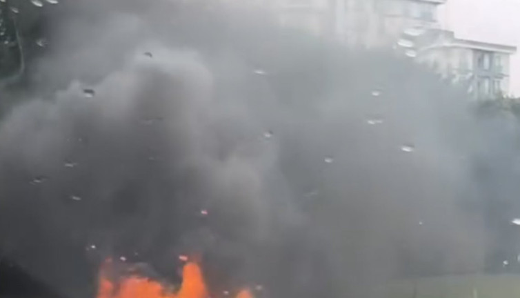 İstanbul'da seyir halindeki araç alev topuna döndü