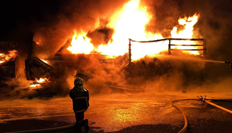 Gaziantep’te iplik yüklü TIR alev topuna döndü! Geriye demir yığını kaldı…