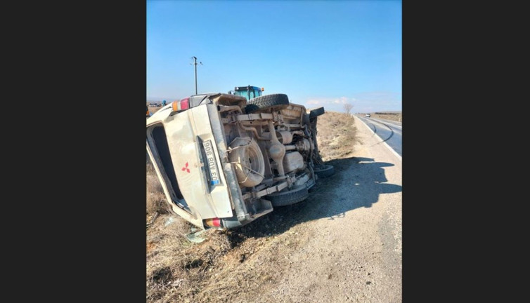 Afyonkarahisar'da minibüs şarampole devirdi: 2 yaralı
