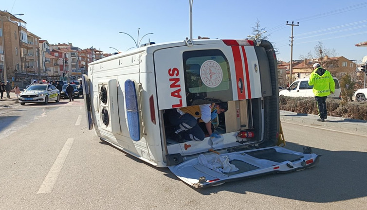 Karaman'da feci kaza! Otomobilin çarptığı ambulans devrildi: 6 yaralı
