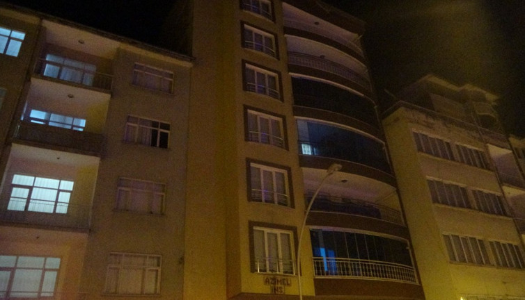 6'ncı kattan düşen kadın ağır yaralandı