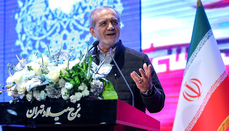 Türkçe şiir okuyan İran Cumhurbaşkanı Pezeşkiyan'ı uyardılar