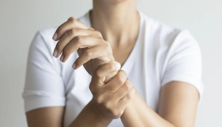 Parmaklardaki ve bileklerdeki ağrılarla ilgili erken teşhis için bilinmesi gereken belirtiler