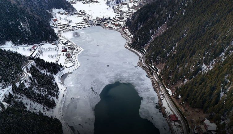 Turistlerin uğrak merkezi buz pistine döndü
