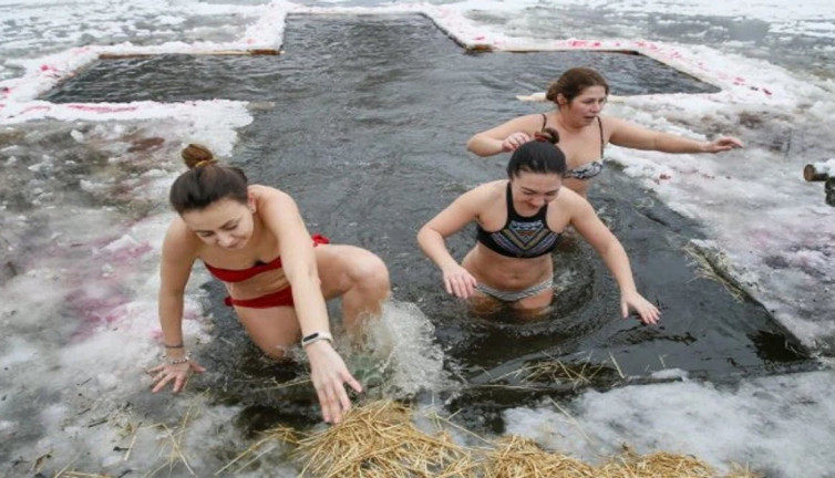 Buz gibi havalarda suya girme şovu sağlıklı mı? İşin uzmanları anlatıyor