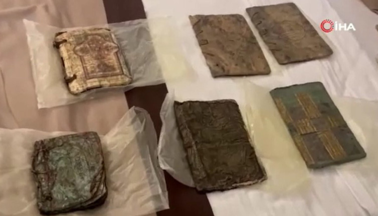 Mersin’de 6 adet tarihi el yazması kitap ele geçirildi