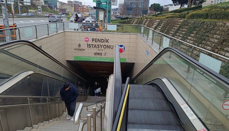 İstanbul Pendik'te yürüyen merdivende dehşet! 3 parmağı koptu!