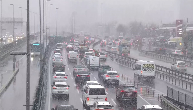İstanbul’da trafik durma noktasına geldi