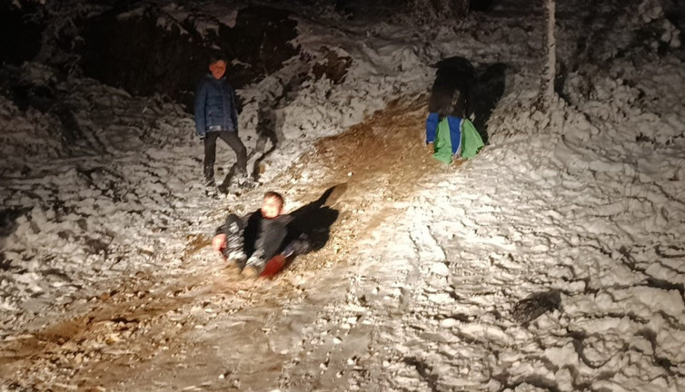 Aydos'ta çocukların karda eğlendi